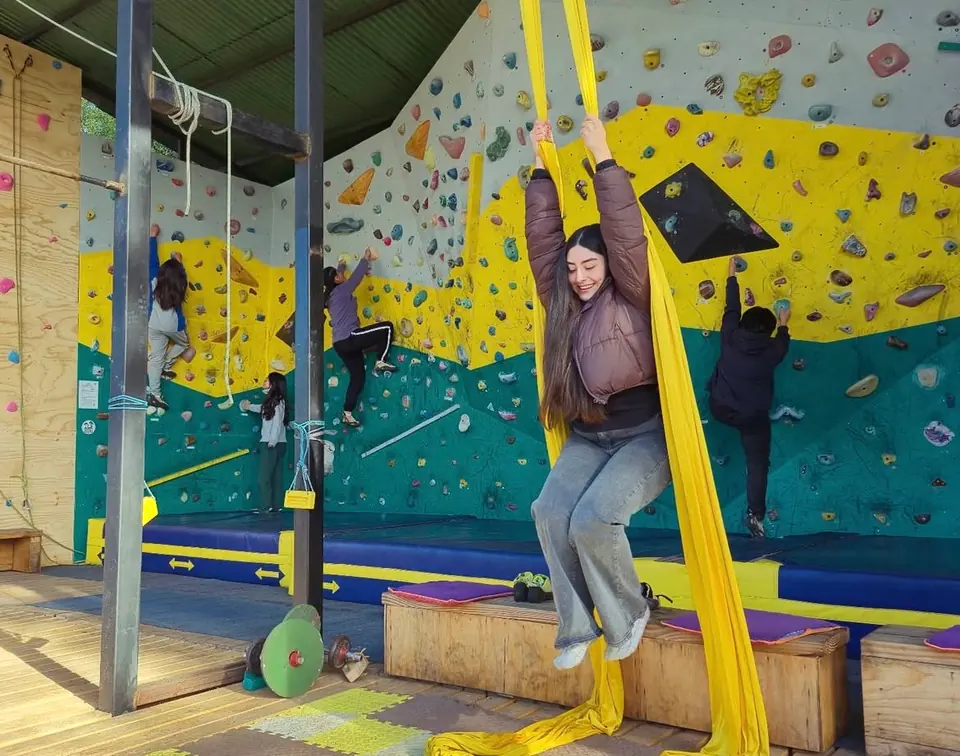 Escaladora usando la línea de autoasegurado