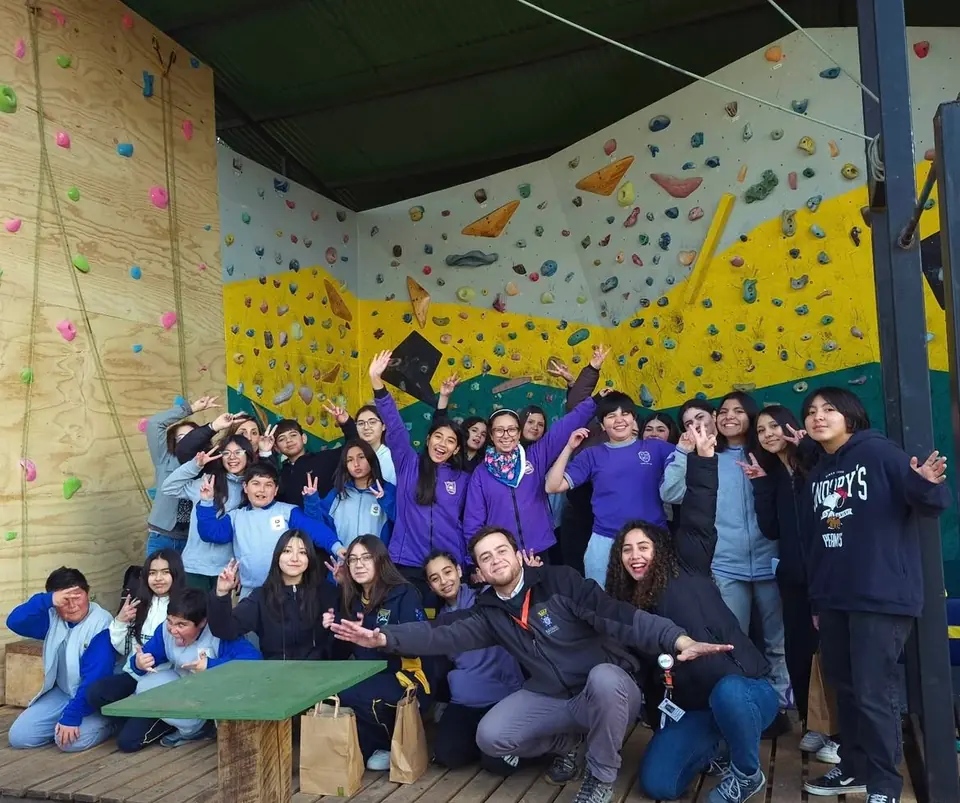 Grupo compartiendo una sesión de escalada