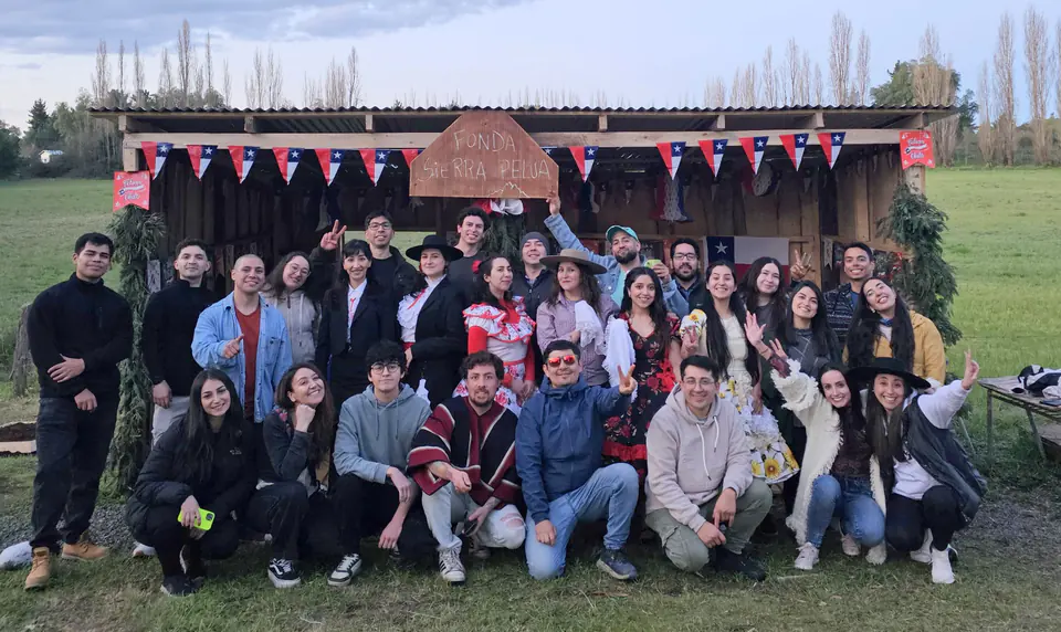 Grupo de estudiantes reunido frente a la cabaña de Andes Extremo